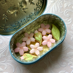 桜と幸福の鳩のアイシングクッキー　缶入り 3枚目の画像
