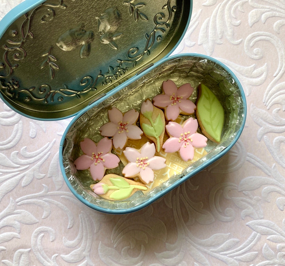 桜とメッセージカードのアイシングクッキー　缶入り 3枚目の画像
