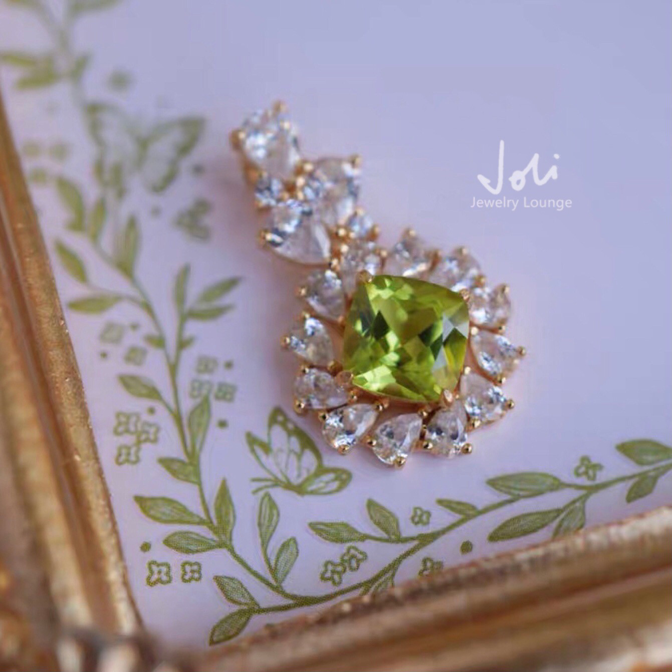 【ロイヤルワルツ】 天然ペリドット  キラキラ ペンダントトップ(チェーンなし)レトロ グリーン 緑 フラワー 花