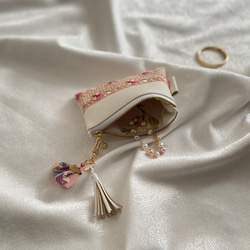 インド刺繍リボンのフェイクレザーミニポーチ　丸カラビナ、タッセルチャーム付 3枚目の画像
