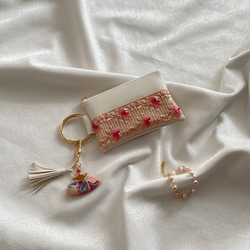 インド刺繍リボンのフェイクレザーミニポーチ　丸カラビナ、タッセルチャーム付 1枚目の画像