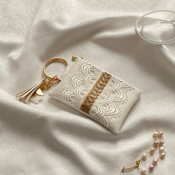 再販⭐︎インド刺繍リボンのフェイクレザーミニポーチ　丸カラビナ、タッセルチャーム付 1枚目の画像