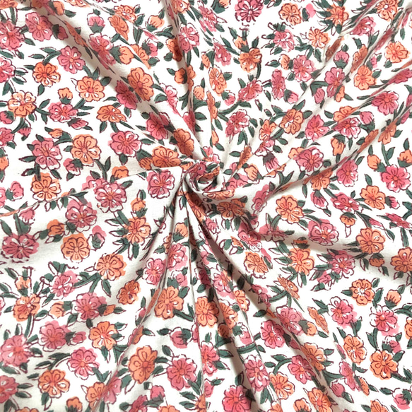 【50cm単位】ホワイトピンクオレンジフラワー　インド　ハンドブロックプリント生地  コットン 1枚目の画像