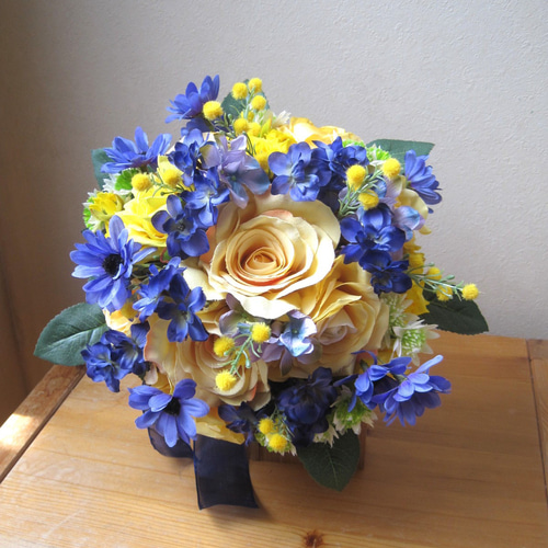 ミモザと青のクラッチブーケ♪ブートニア付き♪生花みたいに綺麗な造花