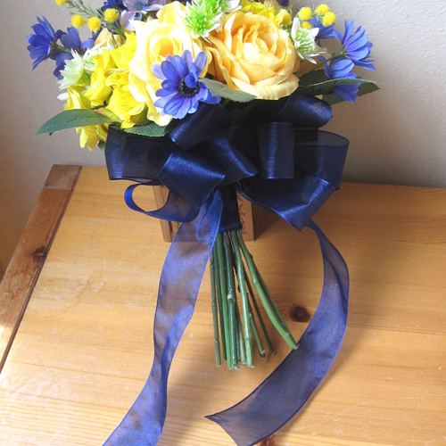 ミモザと青のクラッチブーケ♪ブートニア付き♪生花みたいに綺麗な造花