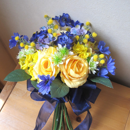 ミモザと青のクラッチブーケ♪ブートニア付き♪生花みたいに綺麗 ミモザと青のクラッチブーケ♪ブートニア付き♪生花みたいに綺麗