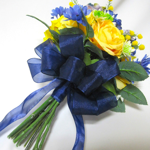 ミモザと青のクラッチブーケ♪ブートニア付き♪生花みたいに綺麗な造花