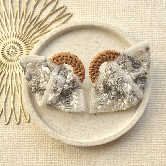 インド刺繍リボン（グレー）×ラタン　ピアス/イヤリング 5枚目の画像