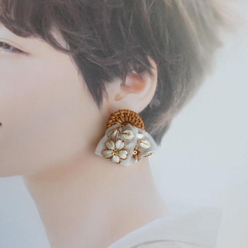 夏のおでかけ インド刺繍リボン（ホワイト&ブラウン）×ラタン ピアス