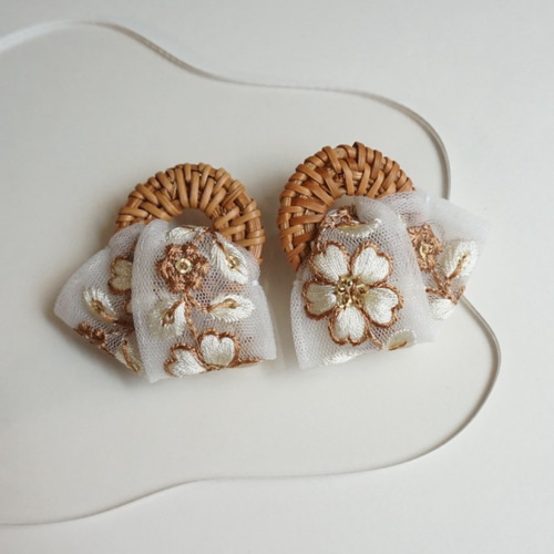 夏のおでかけ インド刺繍リボン（ホワイト&ブラウン）×ラタン ピアス