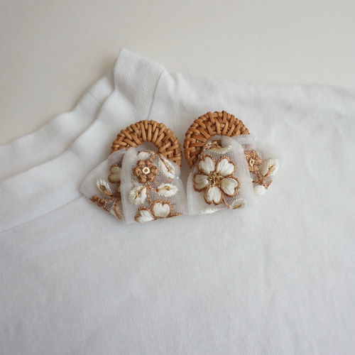 夏のおでかけ インド刺繍リボン（ホワイト&ブラウン）×ラタン ピアス