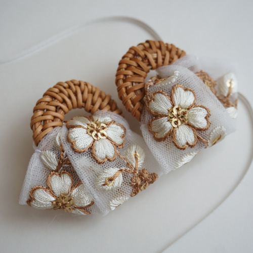 夏のおでかけ インド刺繍リボン（ホワイト&ブラウン）×ラタン ピアス