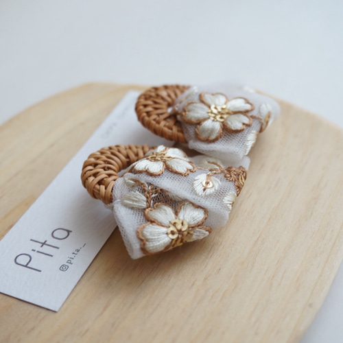 夏のおでかけ インド刺繍リボン（ホワイト&ブラウン）×ラタン ピアス