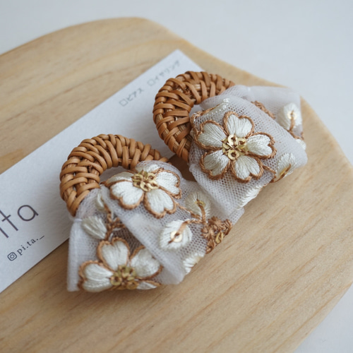 夏のおでかけ インド刺繍リボン（ホワイト&ブラウン）×ラタン ピアス