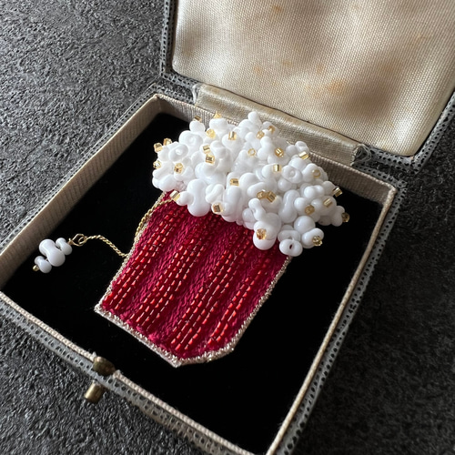 ポップコーンのビーズ刺繍ブローチ ブローチ Shima 通販