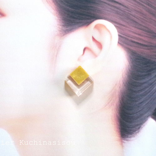 レジンアート メタリックなダブルスクエアピアス〈ゴールド〉 ピアス 