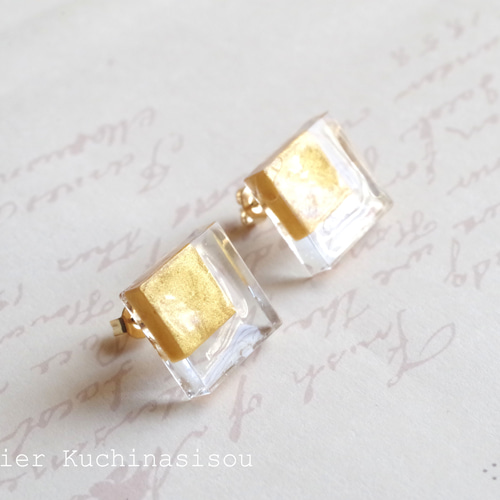 レジンアート メタリックなダブルスクエアピアス〈ゴールド〉 ピアス 