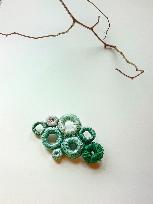 北欧風ことりと草花の刺繍ブローチ#273 | iichi 日々の暮らしを