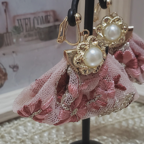 華やかな花柄デザインのピンクインド刺繍リボン イヤリング/ピアス
