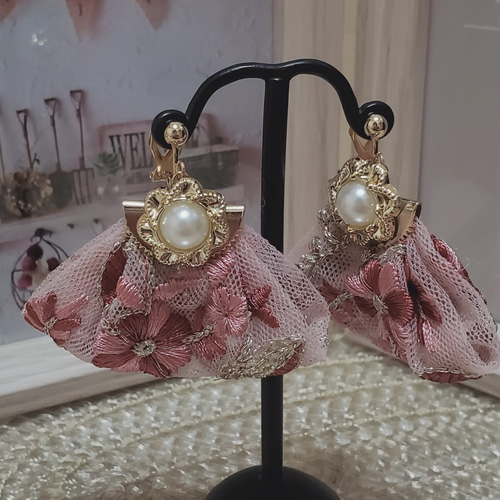 華やかな花柄デザインのピンクインド刺繍リボン イヤリング/ピアス