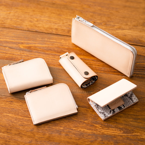 L字ファスナー長財布【白ヌメ革×ヘビ革】財布を開くとチラリと見える  