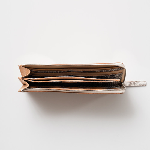 L字ファスナー長財布【白ヌメ革×ヘビ革】財布を開くとチラリと見える  