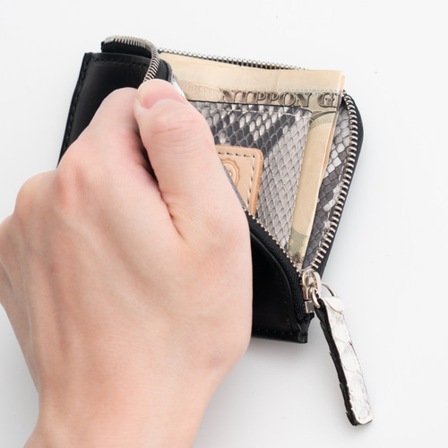 L字ファスナー 財布小銭入れ 黒ヌメ革×ヘビ革 さりげない本蛇革が  