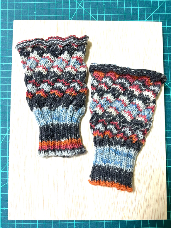 8手作り 手編み 毛糸のハンドウォーマー リストウォーマー ハンドメイド 冬小物 寒さ対策 4枚目の画像