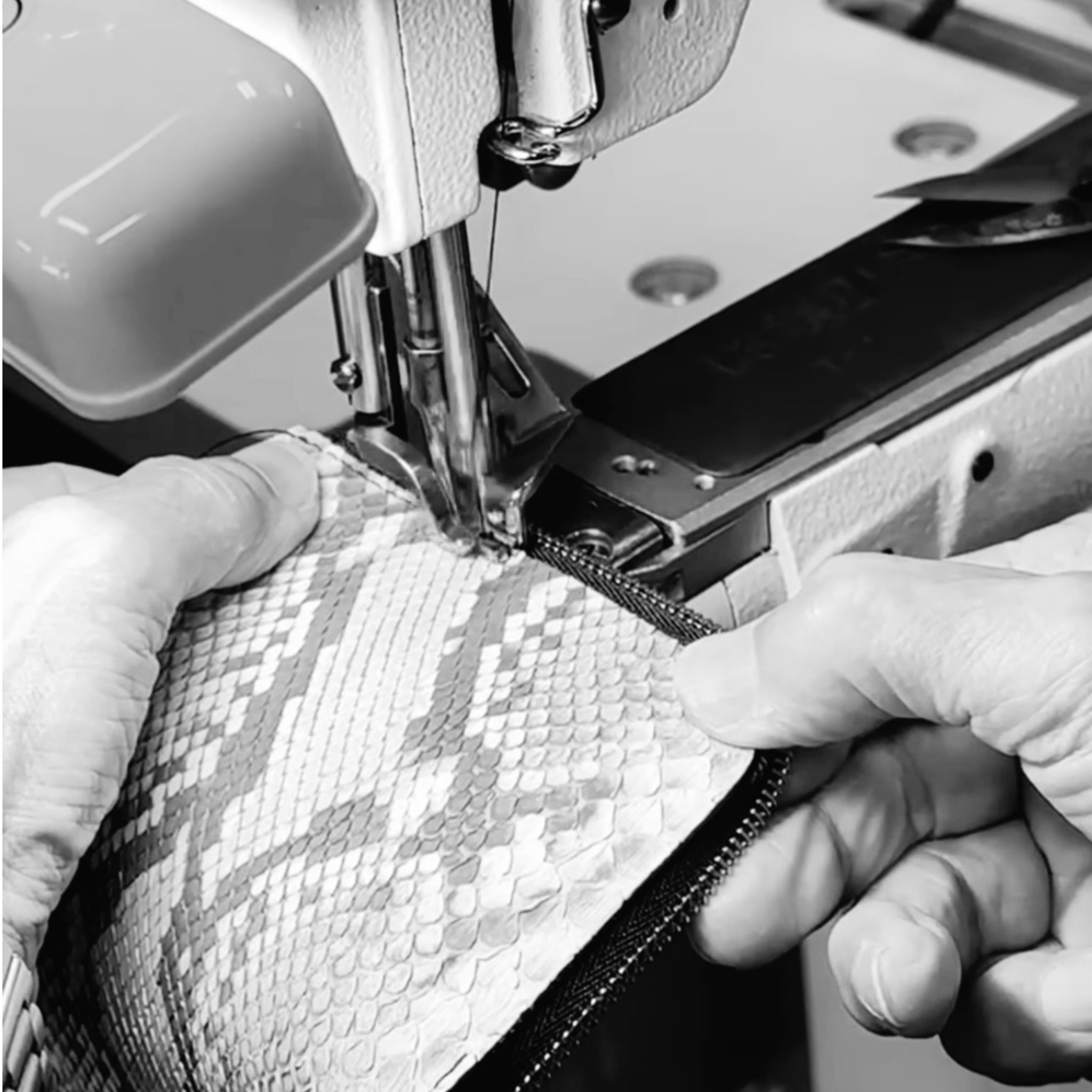 マチ付きＬ字ファスナー財布【黒ヌメ革×ヘビ革】さりげない蛇革がワンランク上のお洒落を演出✨本革