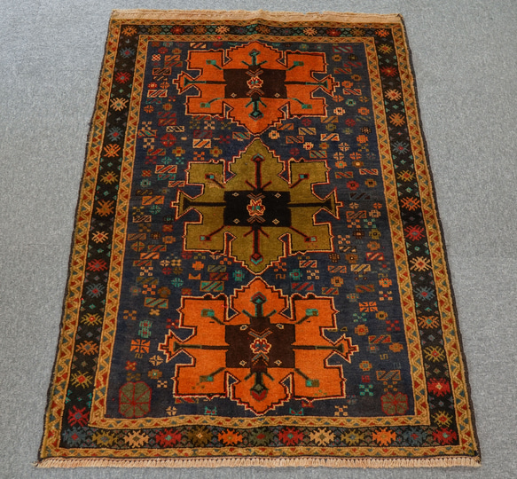 111×82 トライバルラグ　ペルシャ絨毯　ヴィンテージラグバルーチ 手織りラグ 1枚目の画像