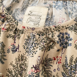狼森林 *寬鬆長袖洋裝 *貓頭鷹、蘑菇、樹木、植物、花卉圖案 *有口袋 *100% 棉 *沙米色 第9張的照片