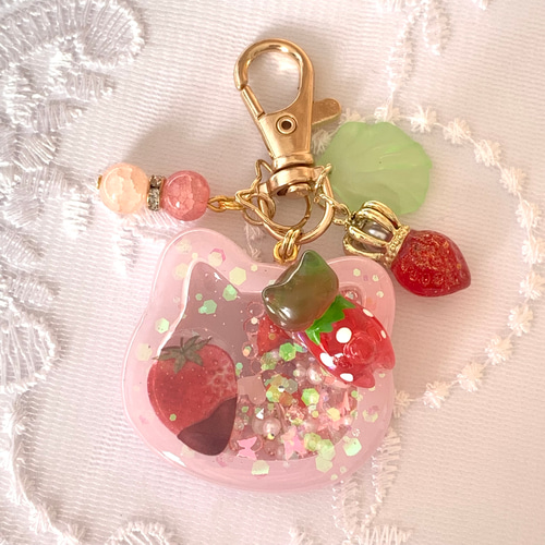 猫ちゃんとイチゴのレジンシェイカーキーホルダー その他雑貨 桜