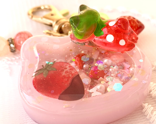 猫ちゃんとイチゴのレジンシェイカーキーホルダー その他雑貨 桜