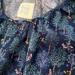 狼森林 *寬鬆長袖洋裝 *貓頭鷹、蘑菇、樹木、植物、花卉圖案 *有口袋 *100% 棉 *深海軍藍 第11張的照片