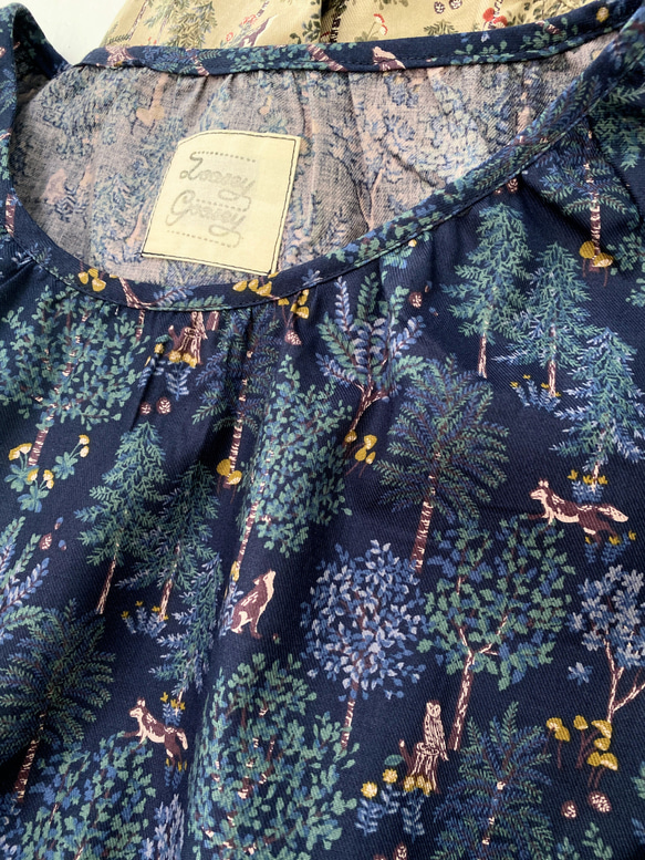 狼森林 *寬鬆長袖洋裝 *貓頭鷹、蘑菇、樹木、植物、花卉圖案 *有口袋 *100% 棉 *深海軍藍 第11張的照片