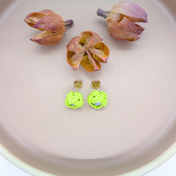 水引カラフルパールのピアス　黄緑×ライトグレー 3枚目の画像