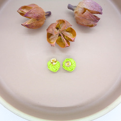 水引カラフルパールのピアス　黄緑×ライトグレー 4枚目の画像