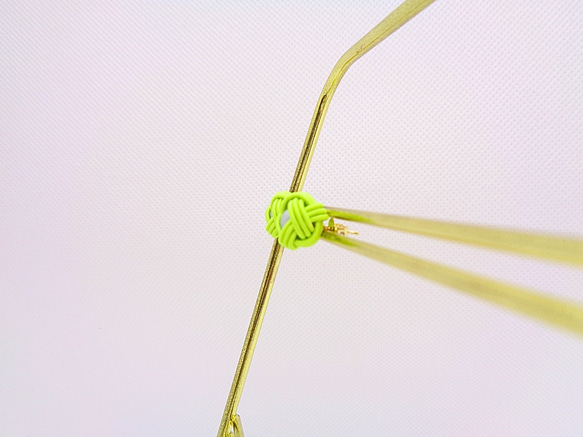 水引カラフルパールのピアス　黄緑×ライトグレー 7枚目の画像