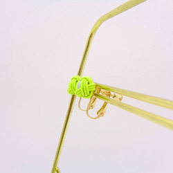 水引カラフルパールのイヤリング　黄緑×ライトグレー 7枚目の画像