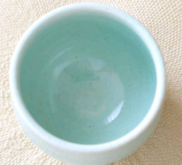 ころんと丸い 水色硝子釉の陶カップ 4枚目の画像