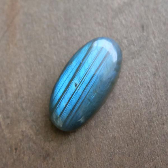 ラブラドライト（マダガスカル産）天然石 ルース・カボション （約30×14×7mm）ブルーに輝くシラーが魅力　c0350 2枚目の画像