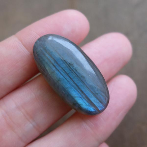 ラブラドライト（マダガスカル産）天然石 ルース・カボション （約30×14×7mm）ブルーに輝くシラーが魅力　c0350 4枚目の画像