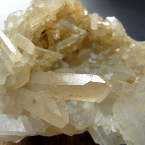 鉄分が含まれた黄褐色の水晶クラスター（ブラジル産）54 天然石 SWING