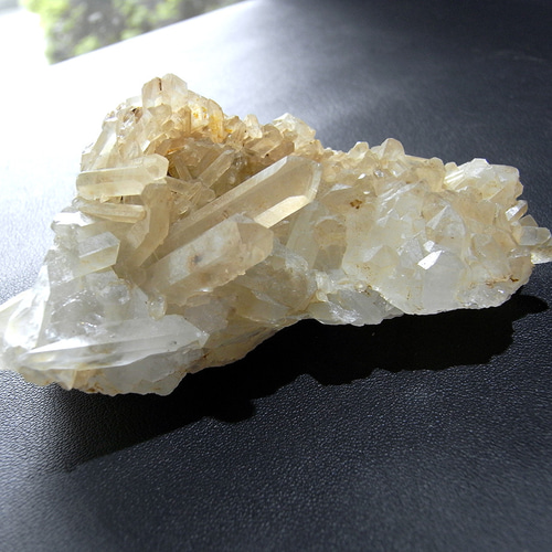 鉄分が含まれた黄褐色の水晶クラスター（ブラジル産）54 天然石 SWING