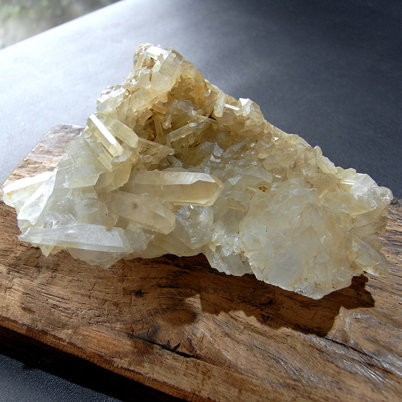 鉄分が含まれた黄褐色の水晶クラスター（ブラジル産）54 天然石 SWING