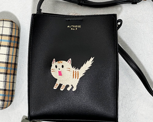 驚き猫の刺繍 フェイクレザーミニショルダーバッグ/ポシェット