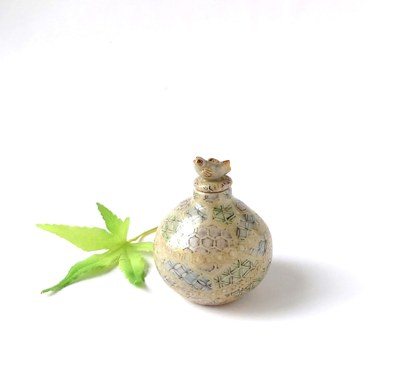 魚模様の手作り陶器花瓶 （お魚が跳ねる、美しい逸品。 渓流にて