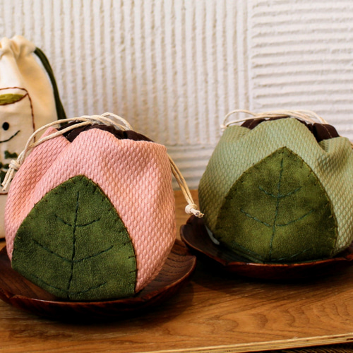 つぶつぶ桜餅巾着ポーチ さくら色 と よもぎ色 雑貨・その他 nenna