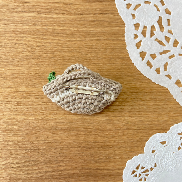 ミニミニマルシェバッグのブローチ 白い花 2枚目の画像