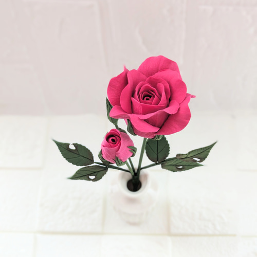 クレイフラワー❀おしゃれな赤いバラ〈つぼみ付き〉一輪挿し♪お手入れ